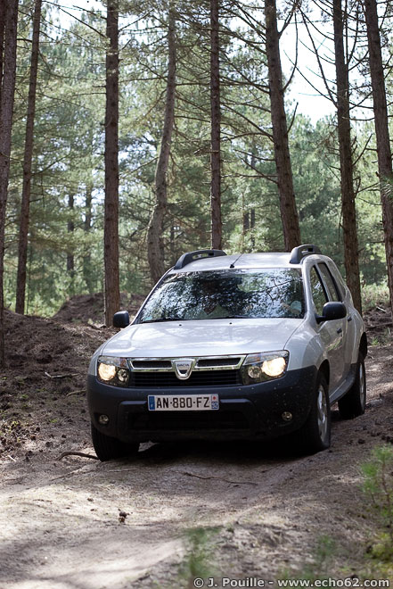Фото Рено Дастер в лесу, на бездорожье (30)