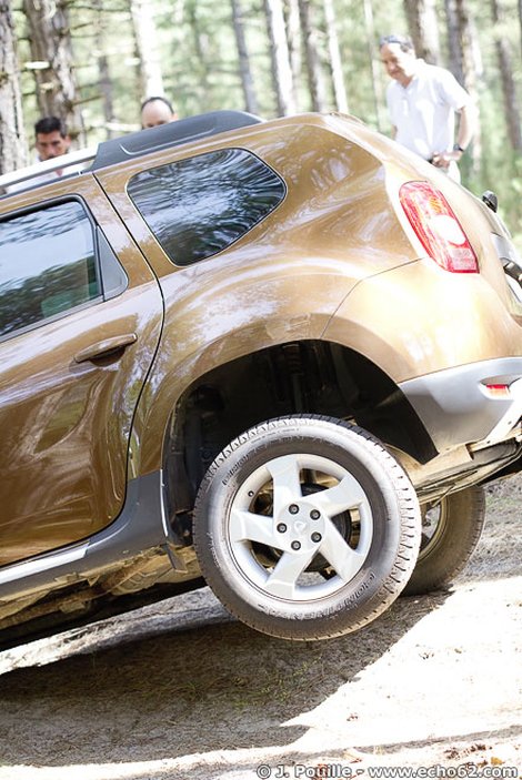 Фото Рено Дастер в лесу, на бездорожье (30)