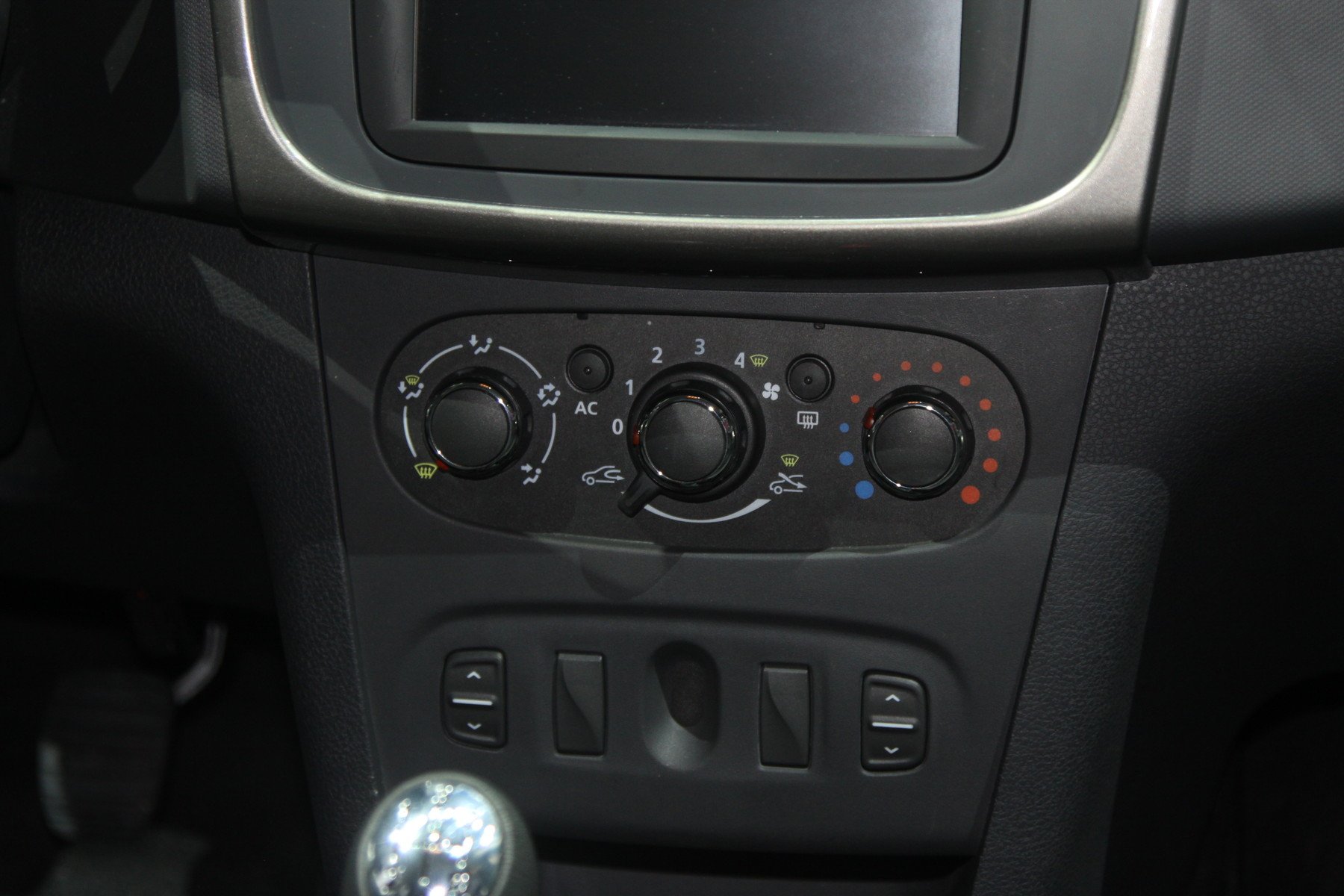 Фото Рено Логан 2013, Сандеро и Сандеро Степвей 2013 (23)